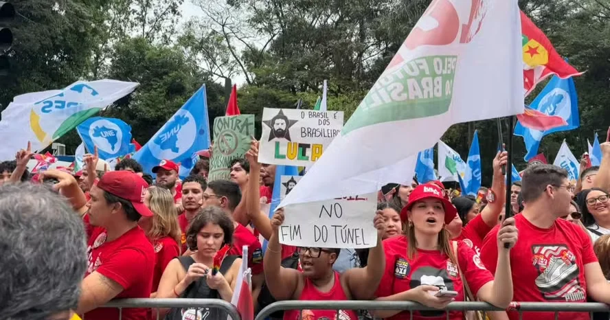 Multidão pró-Lula toma a Paulista, mas denúncias de violência acirram disputa sobre o ato