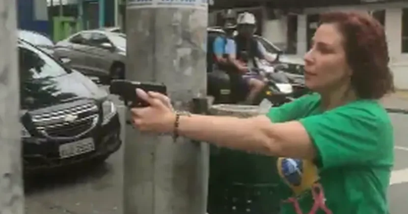 Cover image for Jornalista perseguido com arma por Zambelli é condenado à prisão