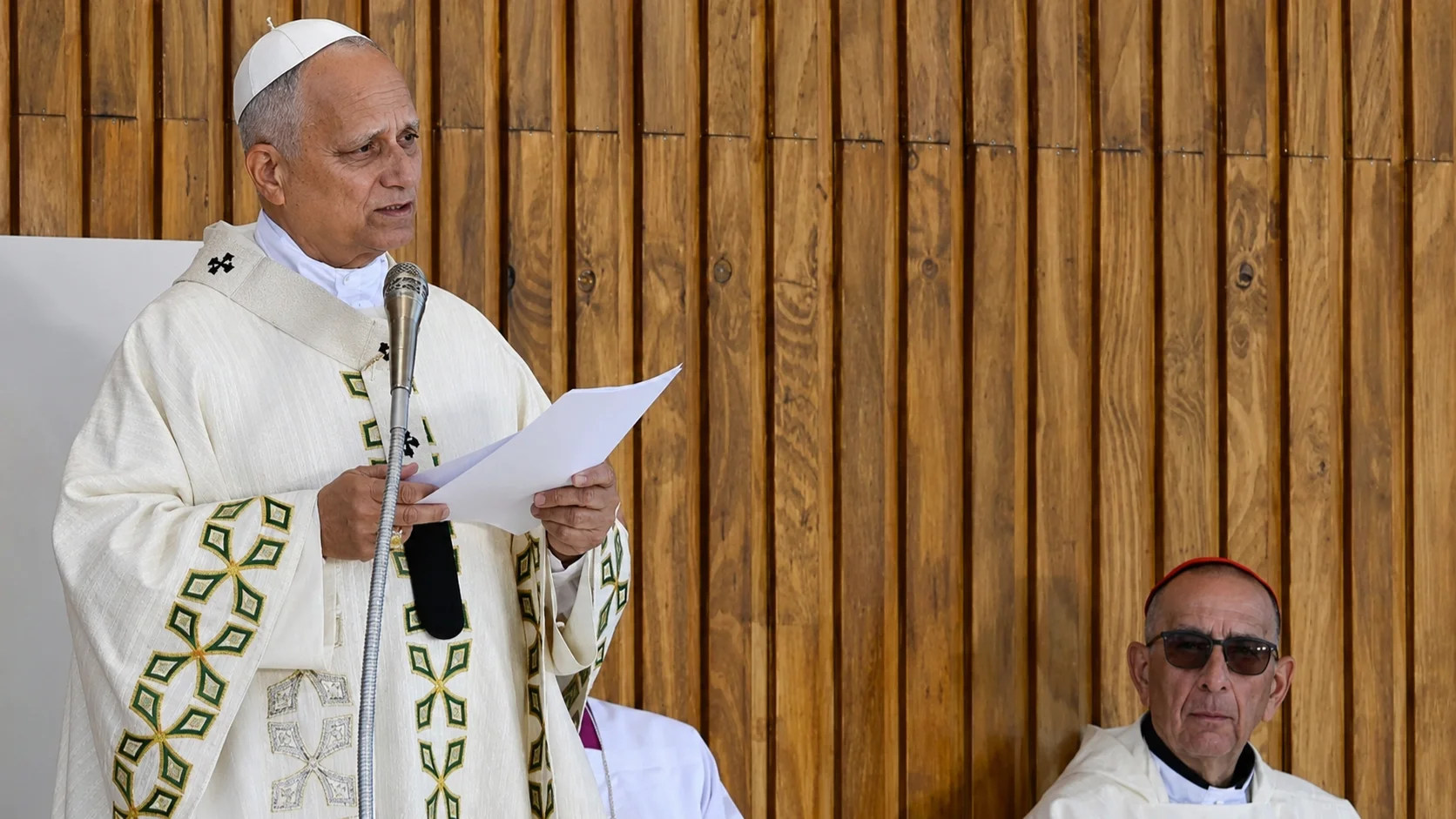 Papa Leão XIV se reúne com vítimas de abuso sexual e celebra missa em Madri
