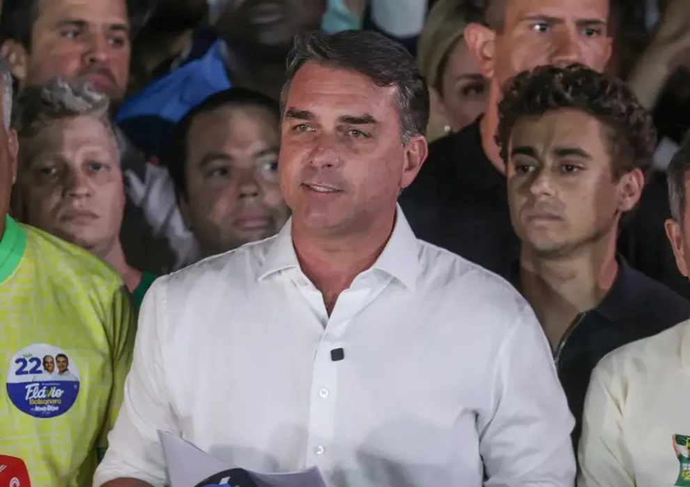 Flávio muda o título, mas mantém a ofensiva contra a eleição