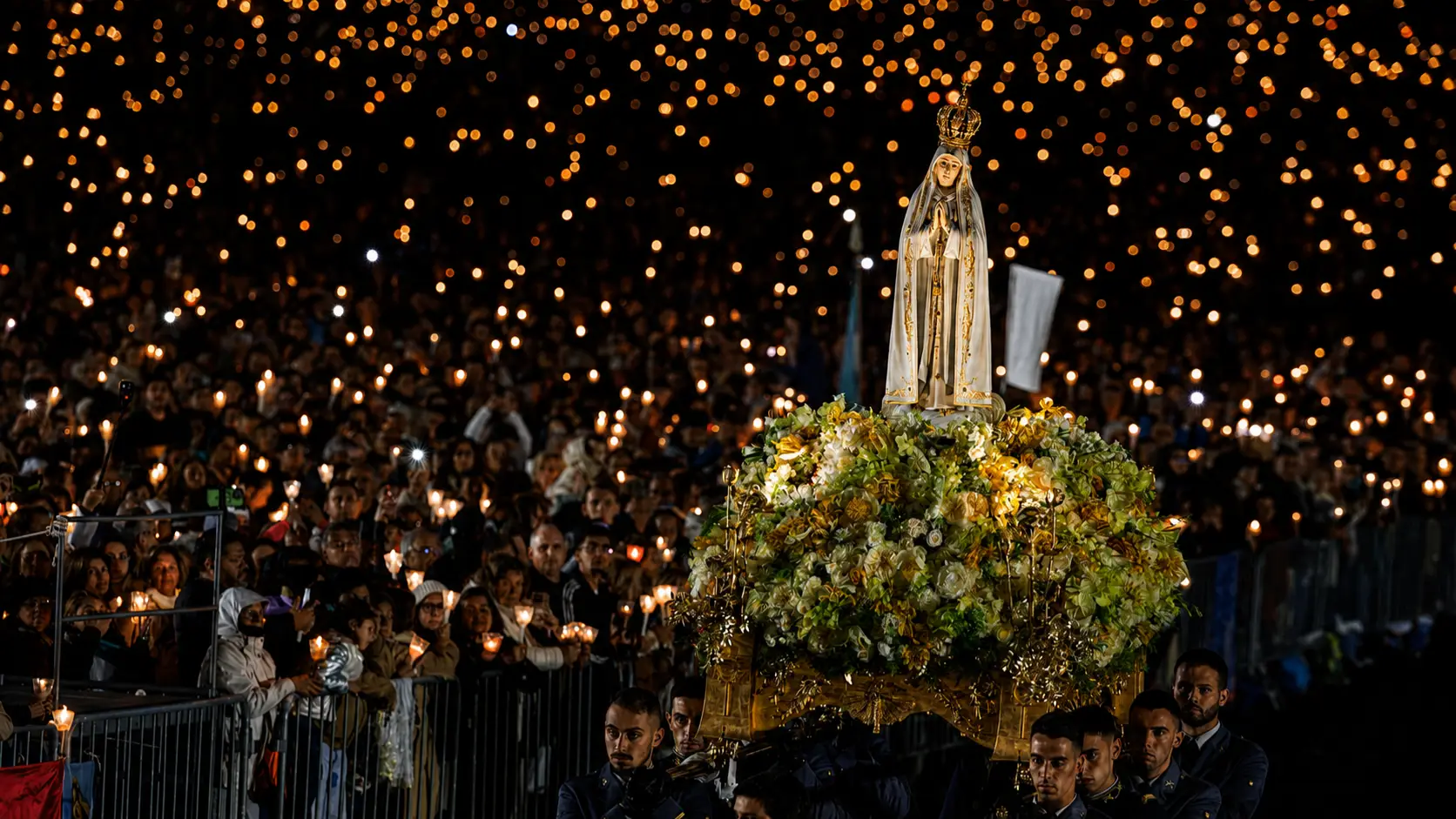 Mais de 250 mil fiéis rezam o Rosário no Santuário de Fátima