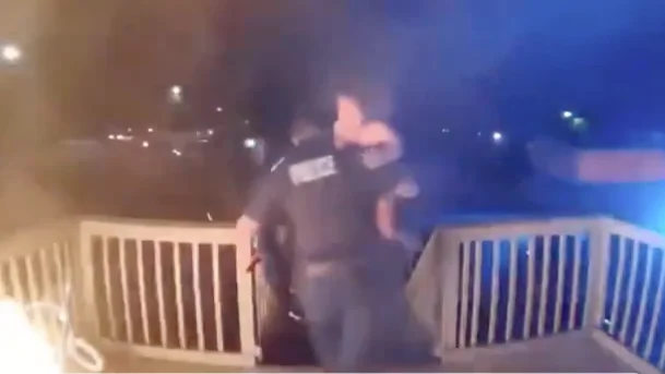 Vídeo: policial salva mãe e duas crianças de casa em chamas