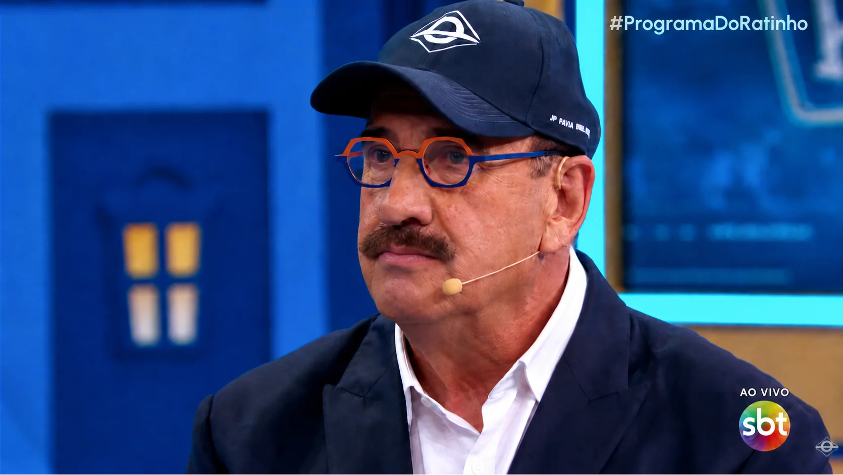 Ratinho usa boné da Brasil Paralelo durante entrevista especial