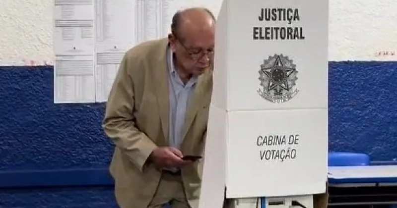 Celular ou carteira: o que Gilmar Mendes levou à cabine de votação?