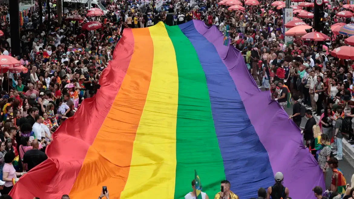 Cover image for A lei que impede crianças na Parada Gay é ilegal?