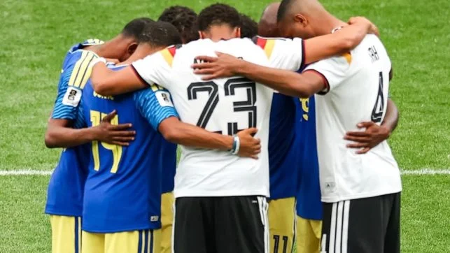 Cover image for Rivais rezam juntos após partida pela Copa do Mundo 2026