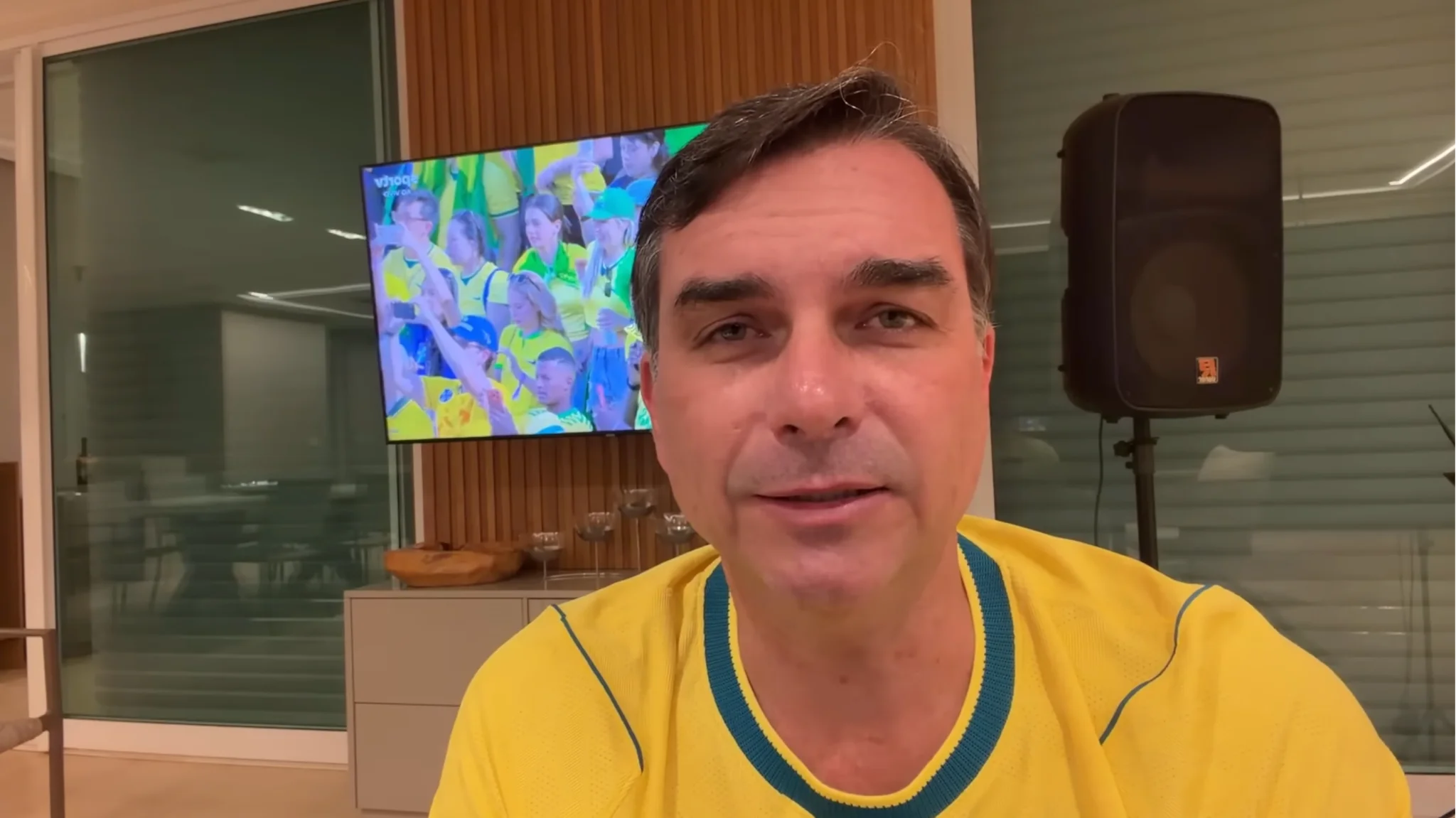 Cover image for Flávio reativa canal e aposta em formato usado por Jair Bolsonaro
