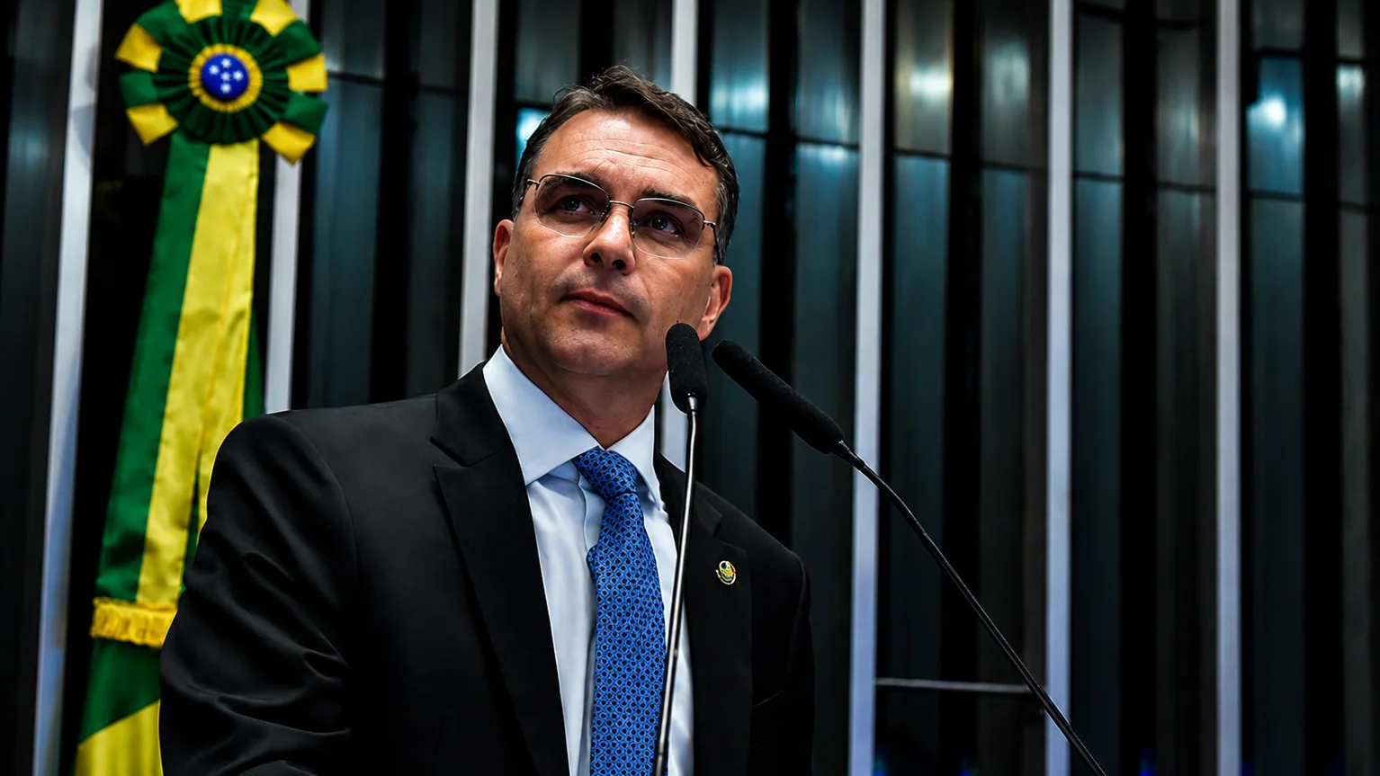 Flávio Bolsonaro responde acusações e defende CPI do Banco Master | Brasil  Paralelo