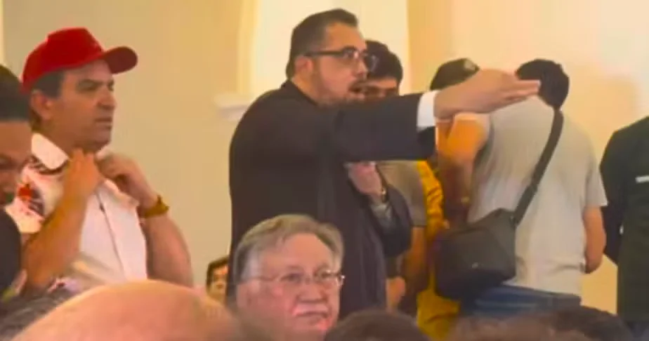 Religioso impede manifestação política dentro de igreja